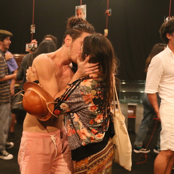 Pally Siqueira e João Vithor Oliveira trocaram beijo após peça na noite desta quarta-feira, 11 de setembro de 2019