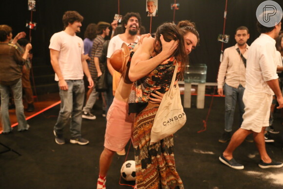 Pally Siqueira e João Vithor Oliveira também deram um abraço apertado no final da peça 'Carta a um Jovem Ator', monólogo estrelado por ele