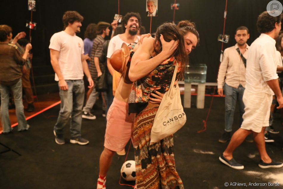 Pally Siqueira e João Vithor Oliveira também deram um abraço apertado no final da peça &#039;Carta a um Jovem Ator&#039;, monólogo estrelado por ele