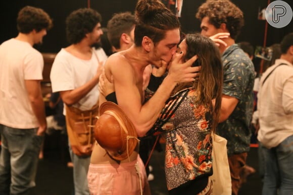 Pally Siqueira e João Vithor Oliveira trocaram um beijão após a peça 'Carta a um Jovem Ator'