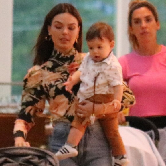 Família fashion! Isis Valverde e o filho usam looks cheios de estilo em passeio nesta sexta-feira, dia 13 de setembro de 2019
