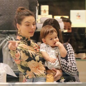 Isis Valverde passeou com o filho, Rael, no colo em shopping no Rio de Janeiro