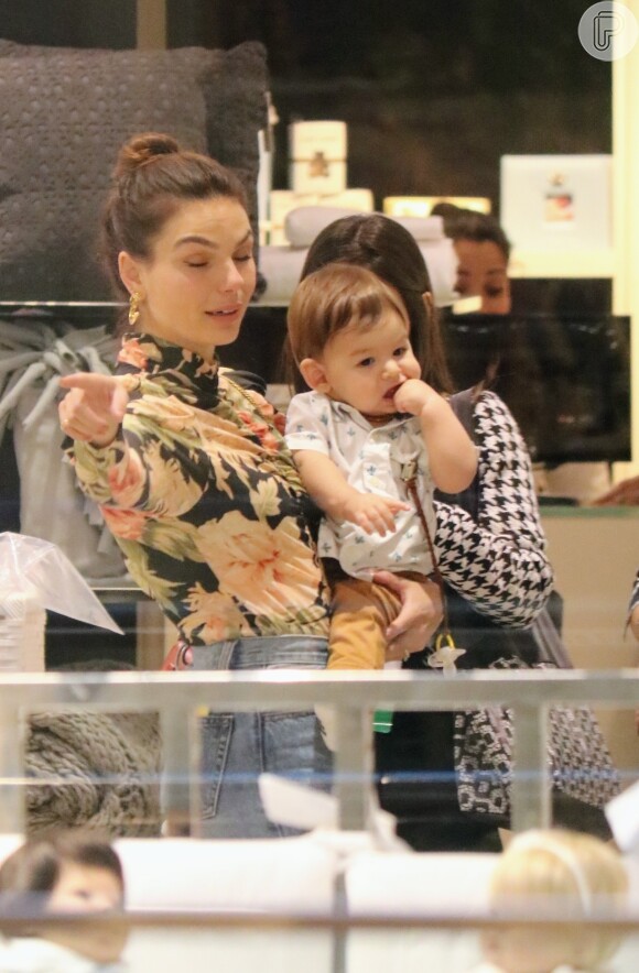 Isis Valverde passeou com o filho, Rael, no colo em shopping no Rio de Janeiro