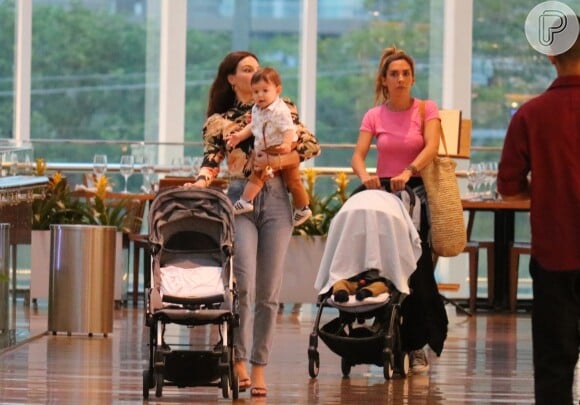 Isis Valverde e o filho, Rael, estavam acompanhados por uma amiga da atriz e seu herdeiro