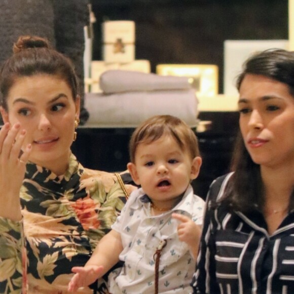 Filho de Isis Valverde e a atriz usam looks cheios de estilo em passeio