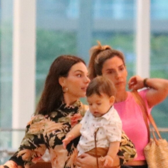 Isis Valverde e o filho, Rael, foram fotografados em passeio no Rio de Janeiro
