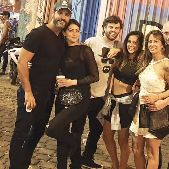 Carol Castro e Bruno Cabrerizo curtiram aos beijos festa no Rio