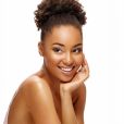 Cabelo cacheado: penteado afro puff é fácil de fazer sem deixar de dar um ar elegante ao visual mesmo nos dias de verão