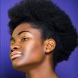 Penteados para cabelo cacheado: afro puff é o penteado ideal para cacheadas e crespas que não abrem mão do volume no verão