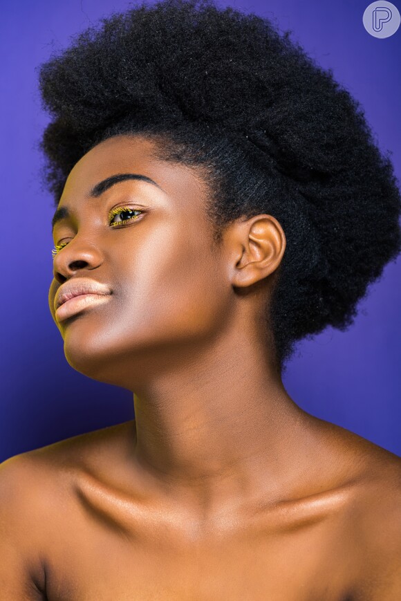 Penteados para cabelo cacheado: afro puff é o penteado ideal para cacheadas e crespas que não abrem mão do volume no verão