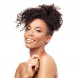 Cabelo cacheado: penteado afro puff com franja é mais descontraído para o verão