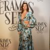 A atriz Mayana Neiva escolheu um vestido longo floral com recortes na cintura
