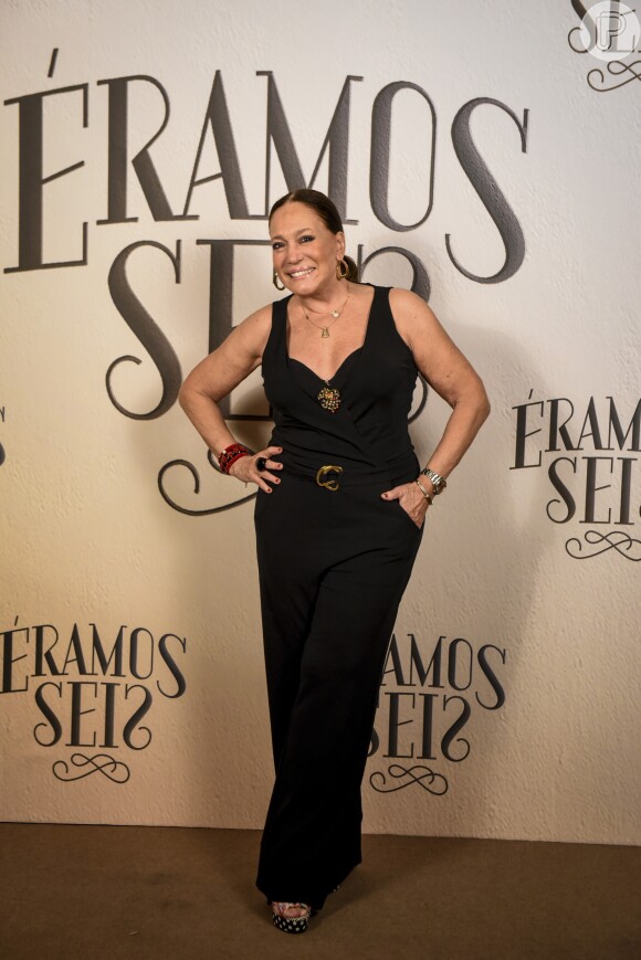 A atriz Susana Vieira usou um macacão preto e elegante no lançamento de 'Éramos Seis'