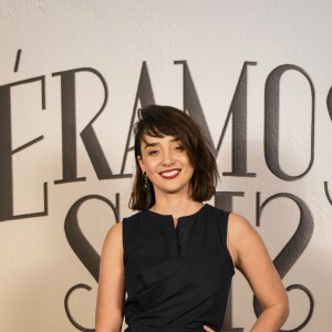 A atriz Simone Spoladore usou macacão, sandálias de tira e bolsa de palha no lançamento de 'Éramos Seis'