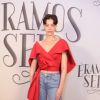 A atriz Marcela Jacobina combinou jeans com blusa estruturada da designer Rosie Assoulin