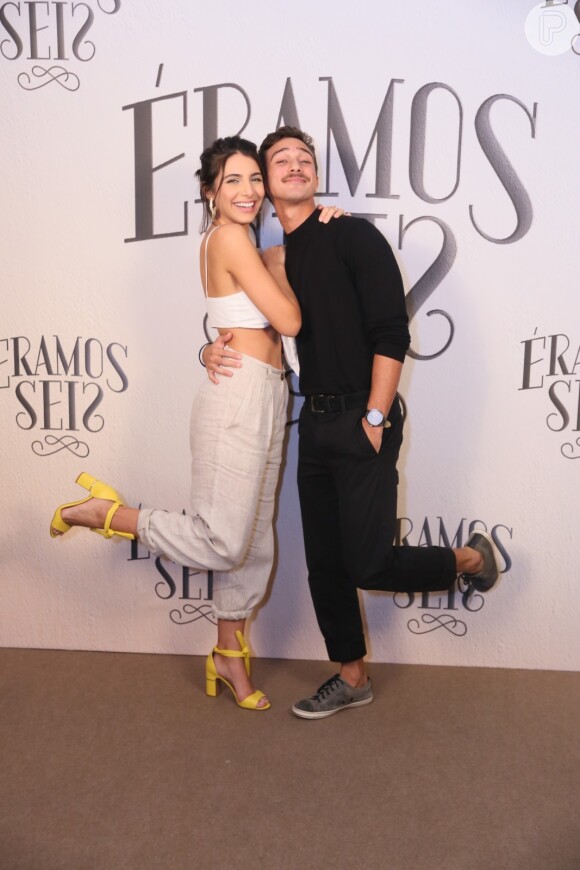 Rayssa Bratillieri e André Luiz Frambach, namorados na vida real e par em 'Éramos Seis', usaram looks em tons complementares