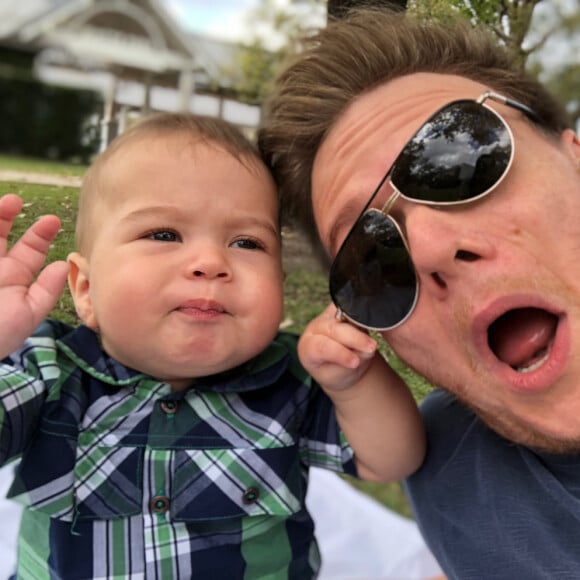 Michel Teló e Teodoro usam camiseta cinza lisa em passeio nesta quinta-feira, dia 19 de setembro de 2019