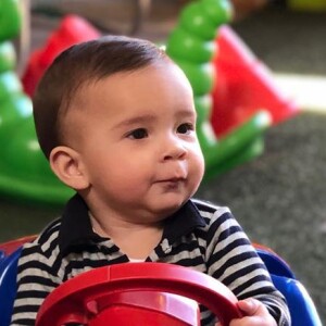 Antoine, de 8 meses, foi comparado ao pai, Erick Jacquin, em foto na web