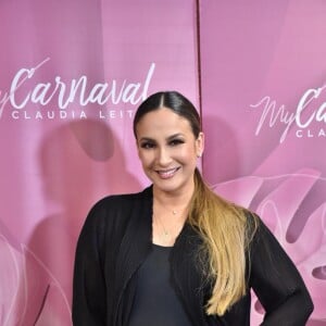 Claudia Leitte escolheu um vestido fofo para comemorar o primeiro mês de vida da filha