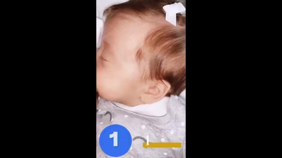 Filha de Claudia Leitte, Bela usa laço no cabelo e vestido ao completar 1º mês. Vídeo!