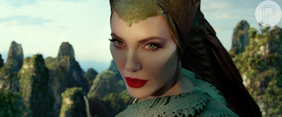 Em 'Malévola - Dona do Mal', a vilã aparece com uma maquiagem mais leve nos olhos, com sombra marrom e dourada