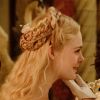 Em 'Malévola - Dona do Mal', A Bela Adormecida Aurora, interpretada por Elle Fanning, usa penteados românticos com tranças para combinar com os vestidos em tons pastel