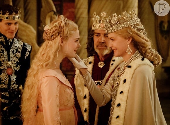 Em 'Malévola - Dona do Mal', A Bela Adormecida Aurora, interpretada por Elle Fanning, usa penteados românticos com tranças para combinar com os vestidos em tons pastel