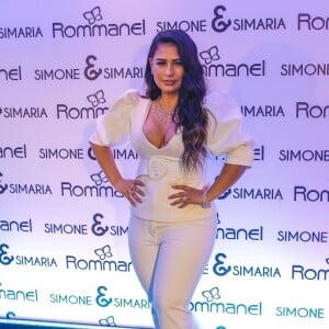 Simone, da dupla com Simaria, ostentou a cintura sequinha em look 