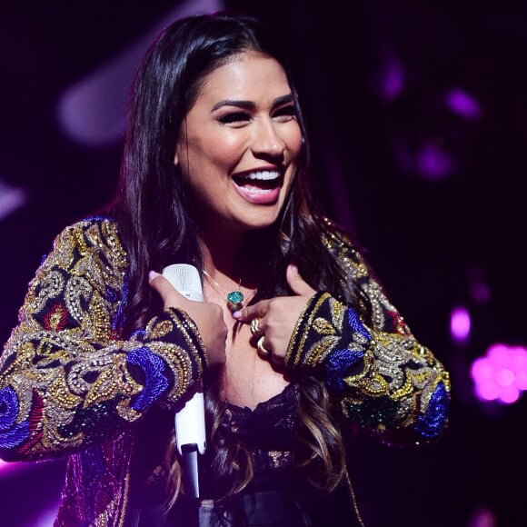 Simone, da dupla com Simaria, usou look justo ao corpo e web notou semelhança com personagem de novela