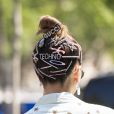 Trend capilar: penteados com grampos coloridos no cabelo chamaram atenção no street style de Paris