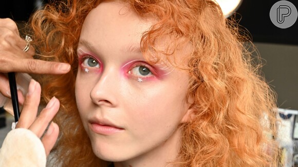 A make com sombra rosa e estrelinhas coladas abaixo dos olhos chamou atenção na grife Anna Sui, na NYFW
