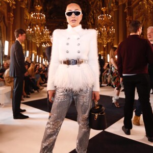 Sabrina Sato exibe look completo com calça bordada