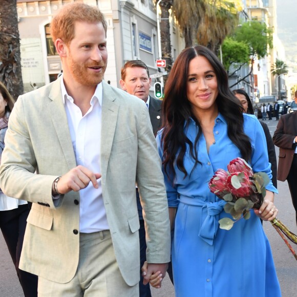 O vestido azul usado por Meghan Markle despertou suspeitas de uma nova gravidez da duquesa