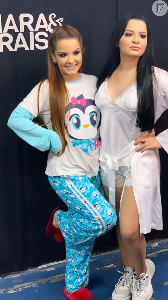 Maraisa usou lingerie branca em show com a irmã, Maiara