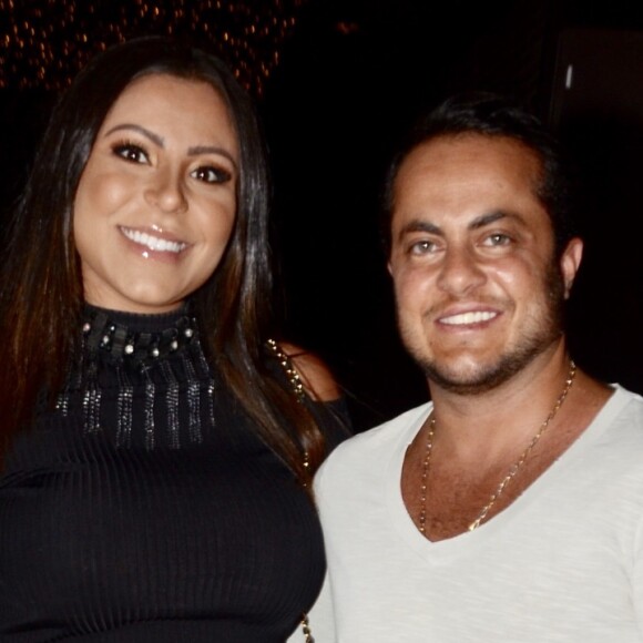 Mulher de Thammy Miranda, Andressa Ferreira exibiu o barrigão de seis meses de gravidez em foto com o ator