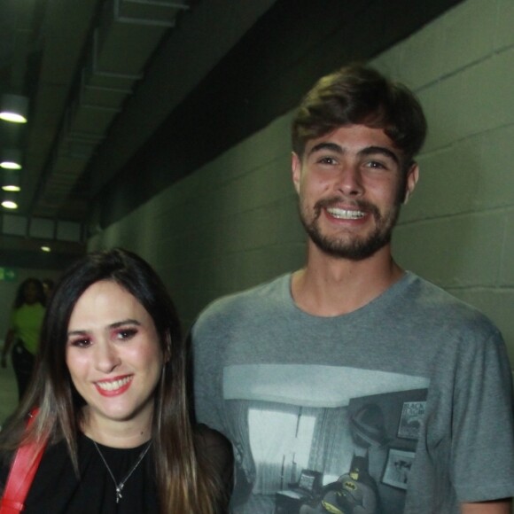 Grávida da primeira filha, Tatá Werneck compartilhou fotos de ensaio ao lado do noivo, Rafael Vitti