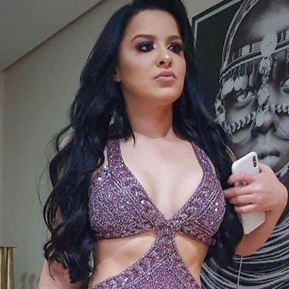 Maraisa chama atenção ao postar foto com macaquinho decotado e laterai vazadas