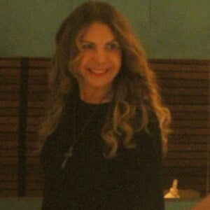 Elba Ramalho apostou em look despojado para curtir passeio com o filho e nora