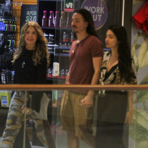 Elba Ramalho é clicada em dia de compras e passeio em shopping com o filho e nora