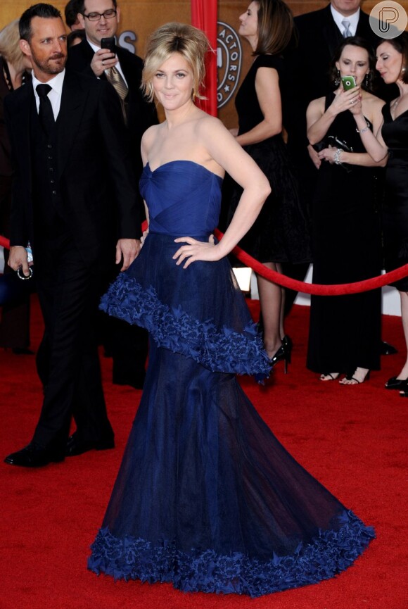 Deslumbrante em um vestido azul real, Drew Barrymore dá o ar da graça no 16º 'Screen Actor Guild Awards', em Los Angeles, em janeiro de 2010