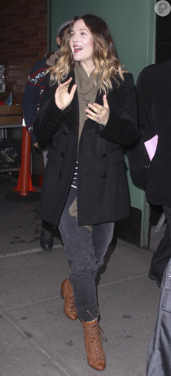 Drew Barrymore chega sorridente para o programa norte-americano 'Good Morning America', em Nova Iorque, em janeiro de 2012