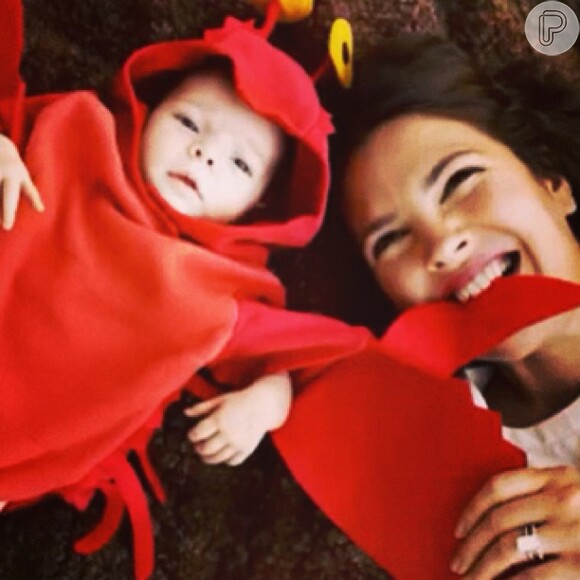 Drew Barrymore divulga foto da filha, Olive, vestida de lagosta, em 20 de janeiro de 2013