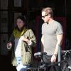 A ruiva e seu marido, Will Kopelman, passeiam durante um dia de sol em Santa Mônica, em 24 de novembro de 2012. Drew escolheu uma roupa mais folgada e um jeans rasgado para dar uma volta