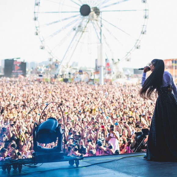 Ludmilla usa calda em look para show com a Funk Orquestra no Rock in Rio