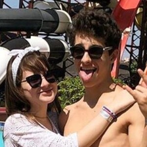Sophia Valverde e o namorado, Lucas Burgatti, se divertiram em parque aquático do Ceará antes da atriz fazer show ao lado de Igor Jansen, seu colega da novela 'As Aventuras de Poliana'