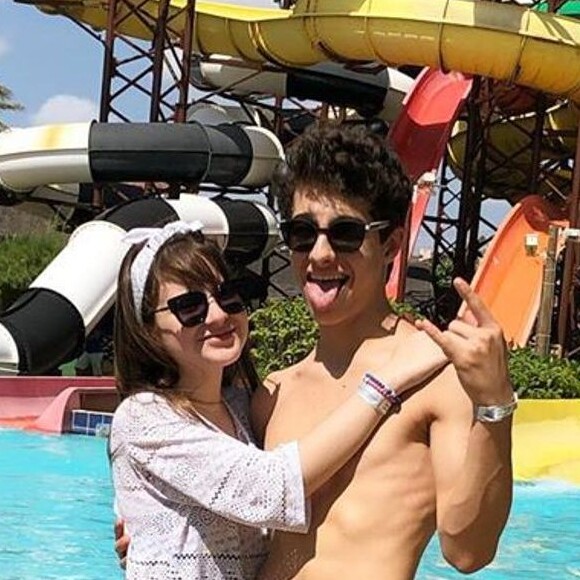 Sophia Valverde e o namorado, Lucas Burgatti, se divertiram em parque aquático do Ceará antes da atriz fazer show ao lado de Igor Jansen, seu colega da novela 'As Aventuras de Poliana'