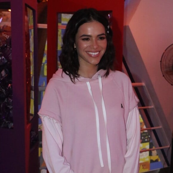 Bruna Marquezine deu toque glow à produção com presilhas e lantejoulas nas mãos