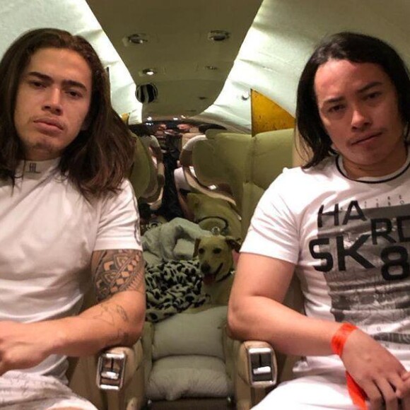 Whindersson Nunes tem 1° encontro seu sósia e faz foto em jatinho particular