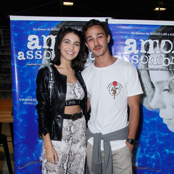 Rayssa Bratillieri e namorado, André Luiz Frambach, foram ao cinema assistir pré-estreia de 'Amor Assombrado'