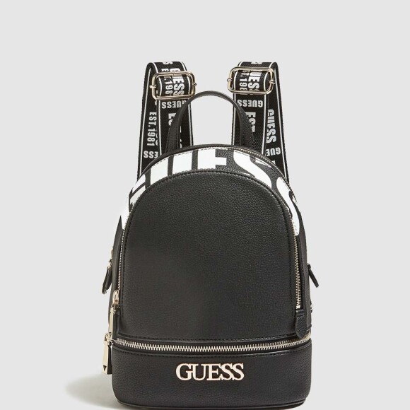 Rayssa Bratillieri combinou look animal print com mochila da Guess